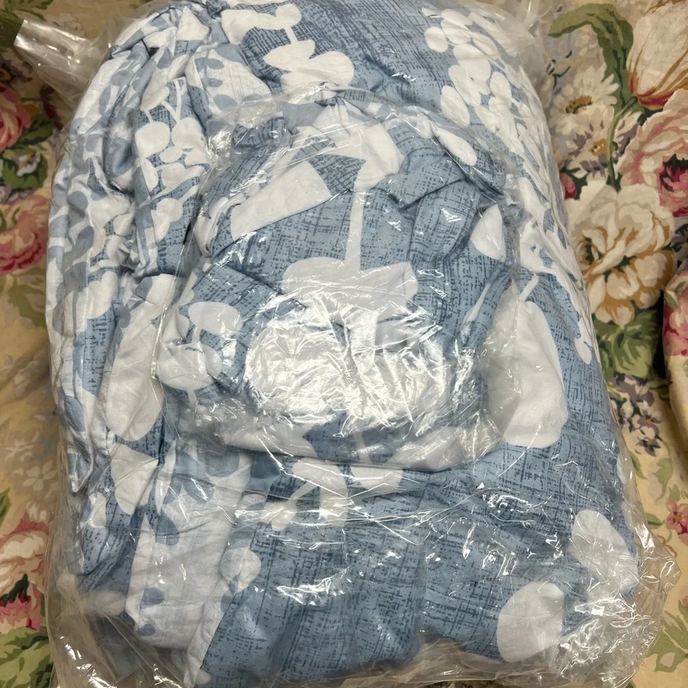 Twin comforter aria floral print reversible